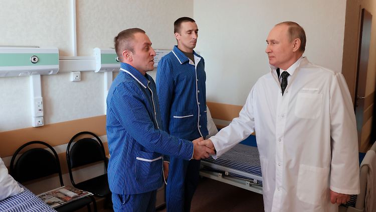 Verletzte russische Soldaten in einem Moskauer Krankenhaus kriegen Besuch von Wladimir Putin. Wunden sind keine zu sehen.