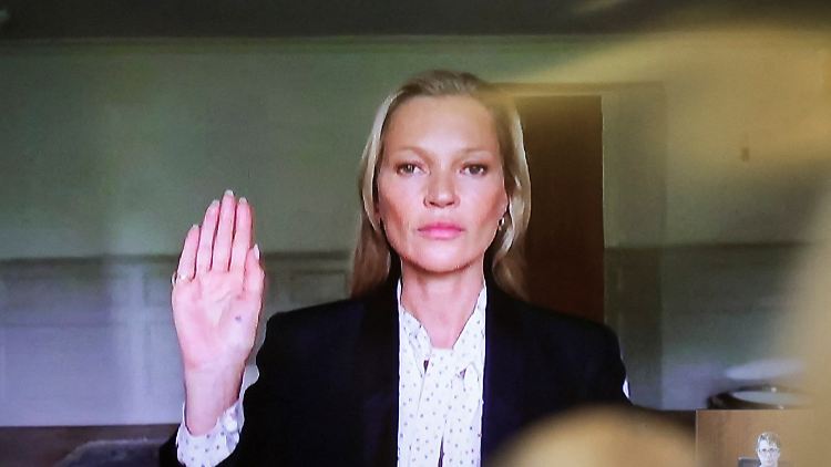 Model Kate Moss, die einst mit Johnny Depp liiert war, wird per Videoschalte befragt.