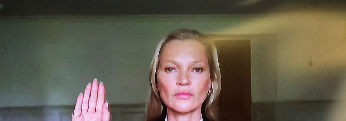 Model Kate Moss, die einst mit Johnny Depp liiert war, wird per Videoschalte befragt.
