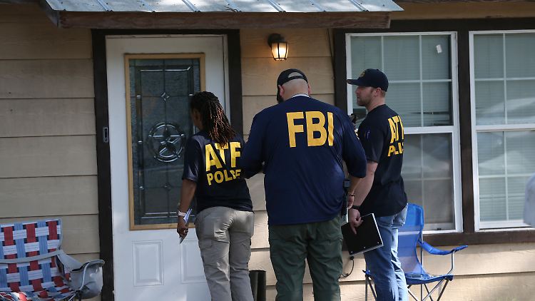 Das FBI befragt Anwohner rund um die Grundschule in Uvalde. 