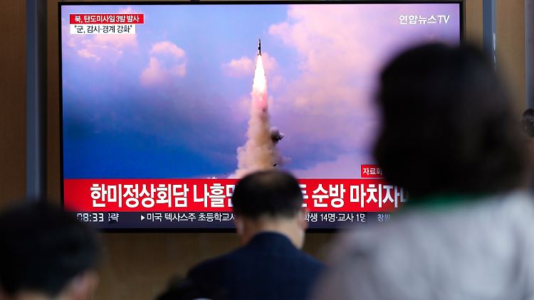 In einem Bahnhof werden Nachrichtenbilder eines nordkoreanischen Raketenstarts gezeigt.