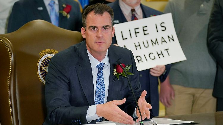 Gouverneur Kevin Stitt.