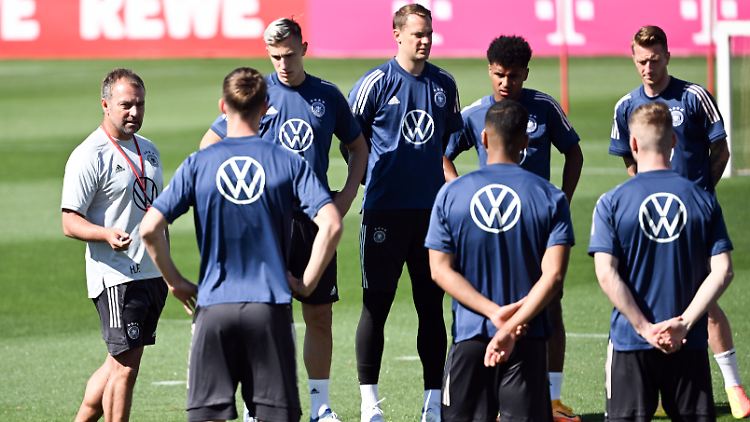 Bundestrainer Hansi Flick schwört die DFB-Elf auf die Nations League ein.
