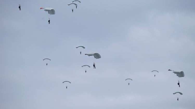 Die Luflandetruppen trainieren 2016 einen Absprung bei einer Militärübung in Serbien.