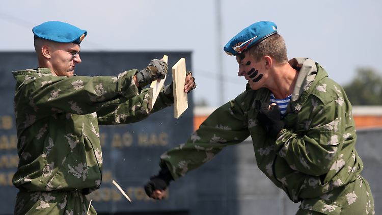 Das blaue Barett ist das Erkennungsmerkmal der russische Luflandetruppen.