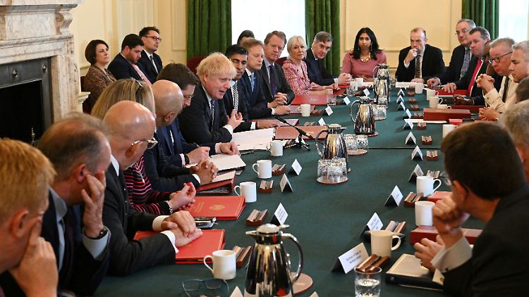 Bisher hatte Johnson eine Übergewinnsteuer mit der Begründung abgelehnt, sie würde Investitionen der Öl-Konzerne in klimafreundliche Energieerzeugung erschweren.​