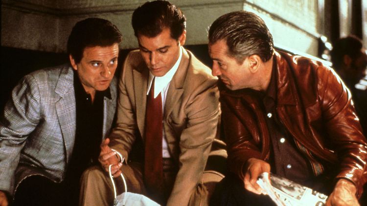 Liotta (M.) ist seiner wohl bekanntesten Rolle: an der Seite von Joe Pesci (l.) und Robert De Niro im Mafia-Epos  "Goodfellas".