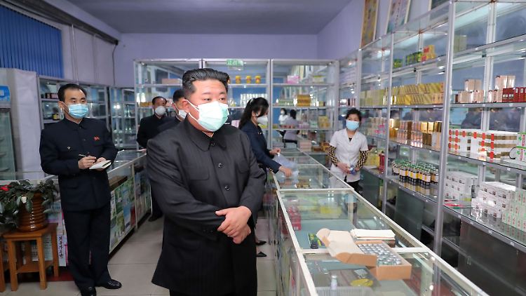 Die Staatsmedien haben ein Foto von Diktator Kim Jong Un veröffentlicht, das ihn beim Besuch einer Apotheke zeigt.