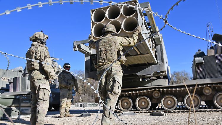 Auch Mehrfachraketen stehen auf der Liste der Waffen, die die Ukraine benötigt.
