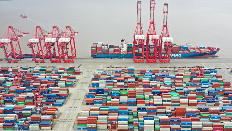 Allein im April wurden Hunderttausende Container im Hafen von Shanghai nicht verladen.