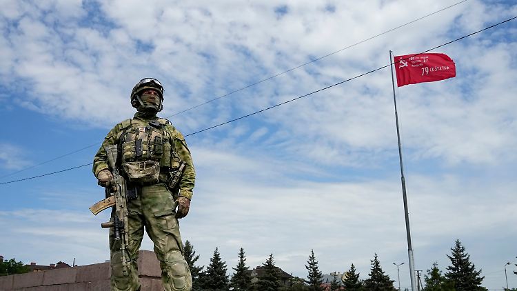 Sieht so die Befreiung aus? Ein russischer Soldat bewacht die Allee der Helden in Cherson.
