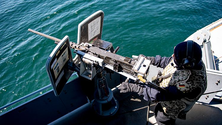 Ein Marinesoldat steht beim NATO-Manöver "Baltops" im Jahr 2019 an einer Schnellfeuerkanone des Einsatzgruppenversorgers "Bonn".