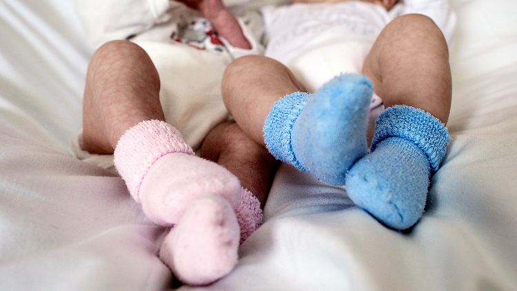 Mädchen oder Junge oder ...? Manchmal bemerken die Eltern schon nach der Geburt die Intergeschlechtlichkeit ihres Kindes - manchmal aber auch erst in der Pubertät.