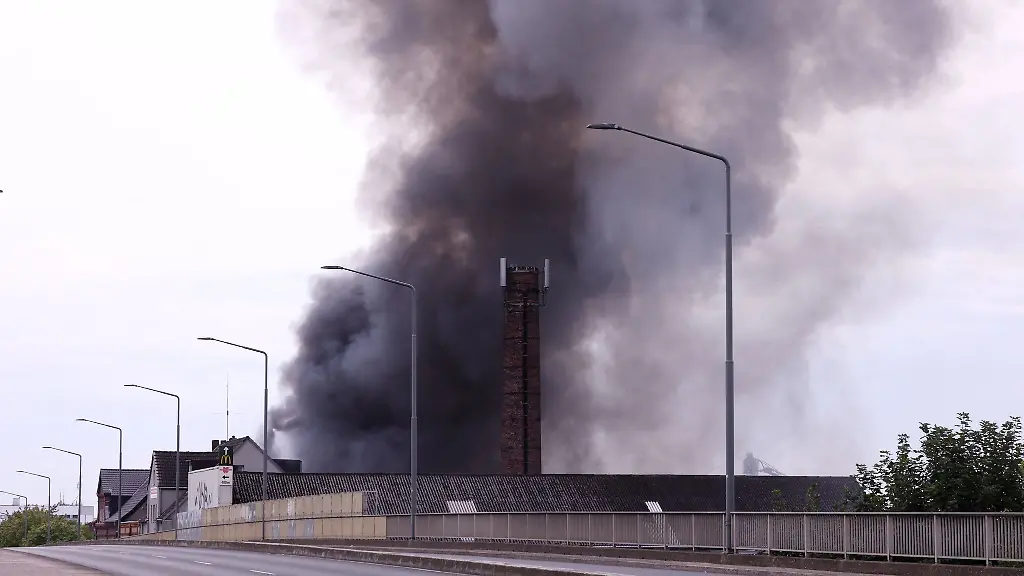 Grossbrand-in-Ratingen-die-Rauchsaeule-ist-kilometerweit-sichtbar