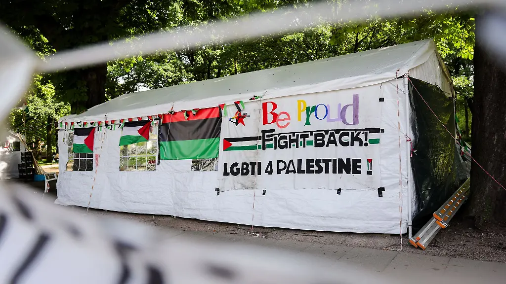 Ein-Transparent-ruft-Lesben-und-Schwule-auf-fuer-Palaestina-zu-kaempfen