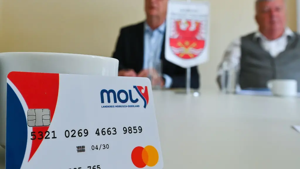 Wann-die-von-Bund-und-den-Laendern-vereinbarten-Bezahlkarten-fuer-Asylbewerber-wirklich-kommen-ist-unklar-Im-brandenburgischen-Landkreis-Maerkisch-Oderland-gibt-es-aber-bereits-Ministerpraesident-Woidke-SPD-informierte-sich-ueber-die-Erfahrungen