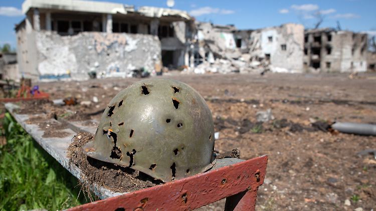 Ein von Kugeln durchsiebter Helm in der Region Luhansk.