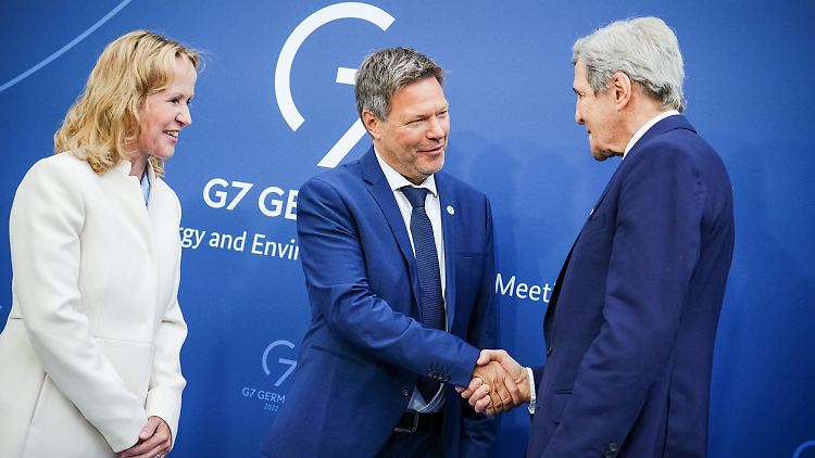 Bundesklimaminister Habeck und Umweltministerin Lemke begrüßen Kerry (r.), den Sondergesandten des US-Präsidenten für das Klima beim G7-Treffen.