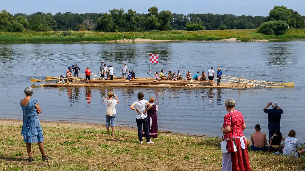 Am-01-August-2024-wird-das-Floss-an-Magdeburg-vorbei-bis-in-den-Industriehafen-fahren