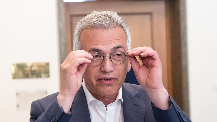 Die Staatsanwaltschaft erhob gegen Feldmann im März Anklage wegen Korruptionsverdachts im Zusammenhang mit einer Affäre um die Arbeiterwohlfahrt.