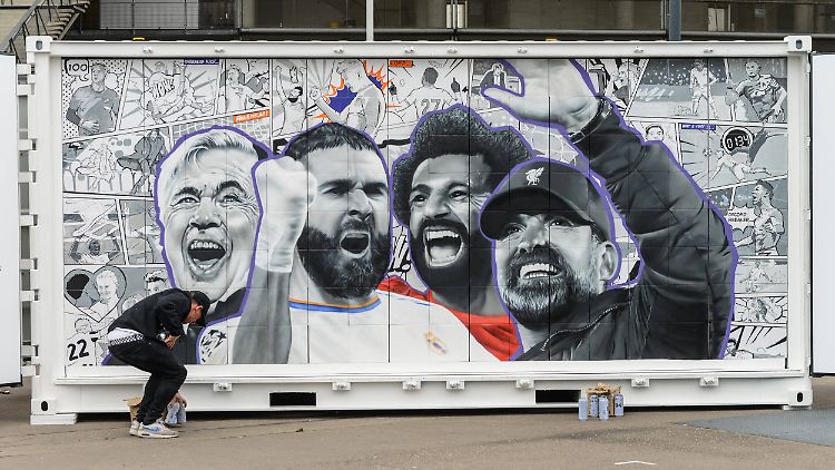 Benzema (2.v.l.) und Salah (2.v.r.) stehen in Paris unter besonderer Beobachtung.