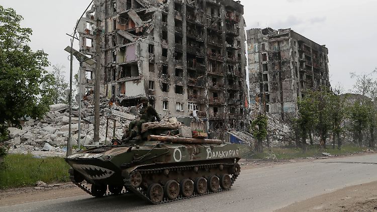 Brutaler Eroberungskrieg in der Ukraine: Pro-russische Truppen rollen Ende Mai durch das zerstörte Popasna.