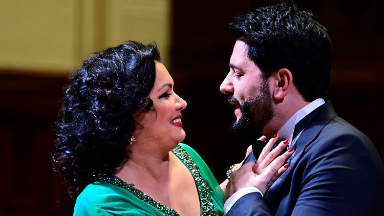 Netrebko und ihr Mann Yusif Eyvazov wollen in diesem Jahr noch in Regensburg, Köln und Hamburg auftreten.