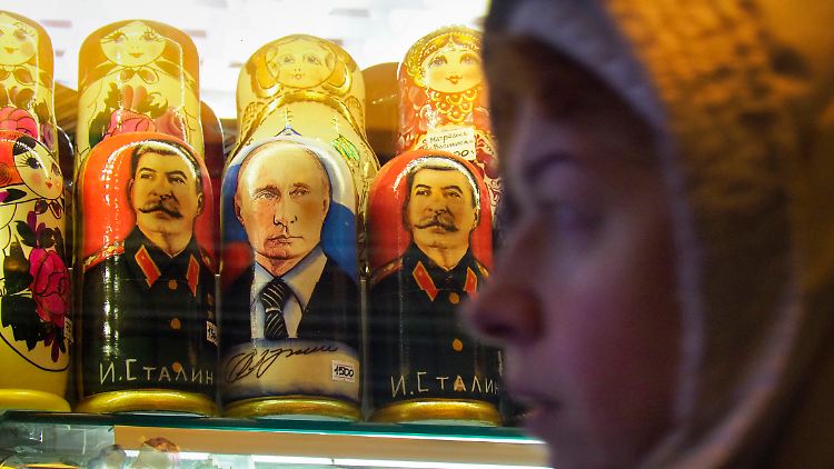 Matroschkas mit den Bildern von Stalin und Putin in einem Geschäft in St. Petersburg.