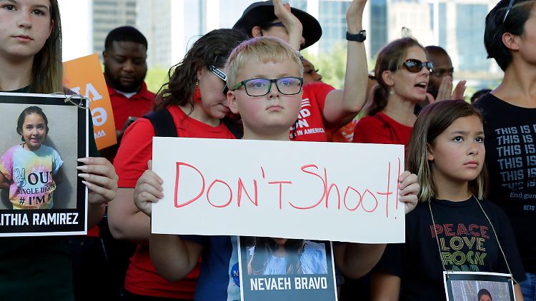Kinder demonstrieren in Houston gegenüber der Jahresversammlung der National Rifle Organization (NRA).