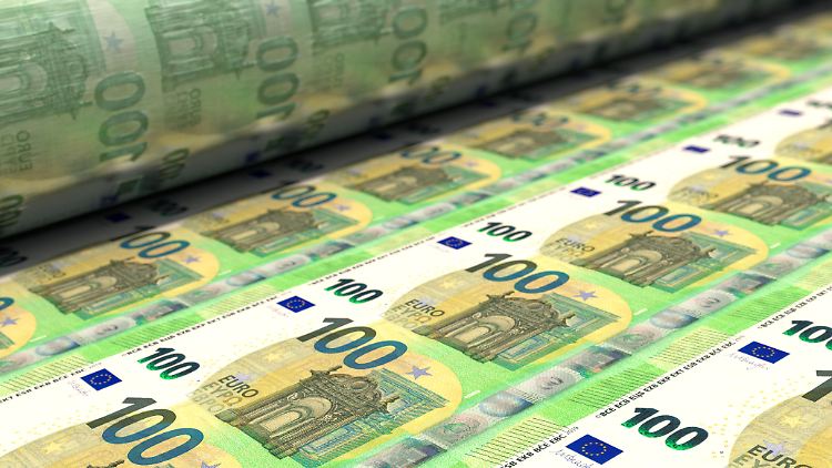 Frisch gedruckte Euro-Noten: Die expansive Geldpolitik ist laut Oliver Rakau nicht die Ursache der hohen Inflation. 