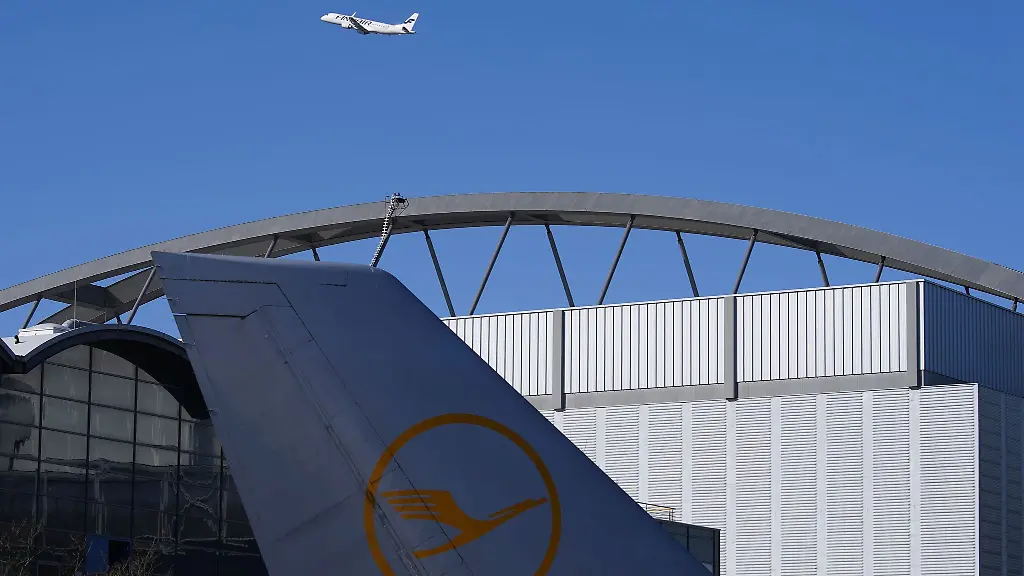 Blick-auf-eine-Werkshalle-auf-dem-Gelaende-der-Lufthansa-Technik-in-Hamburg