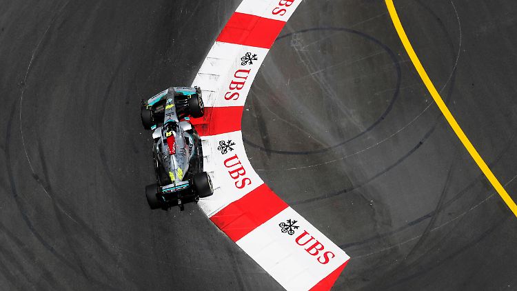Lewis Hamilton sagt: "An manchen Stellen fühlte es sich an, als würden meine Augäpfel durch die Bodenwellen aus dem Kopf fallen." 