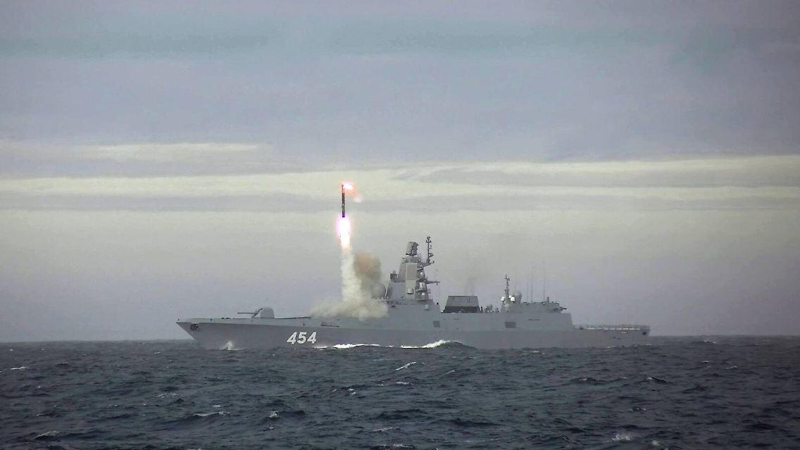 Das vom russischen Verteidigungsministerium veröffentlichte Bild soll den jüngsten Test einer Hyperschallrakete vom Typ Zirkon zeigen.