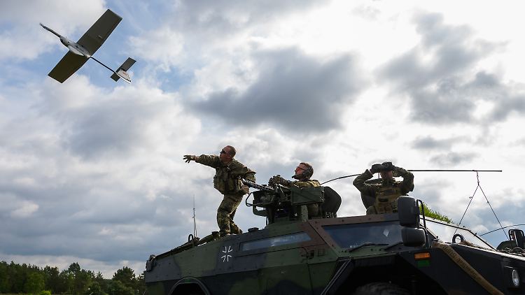 Soldaten der Bundeswehr starten bei einer Übung  eine Aufklärungsdrohne vom Typ Aladin.