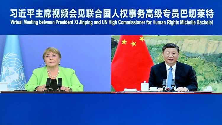 Über ein virtuelles Treffen der UN-Vertreterin mit Staatschef Xi Jinping hatten chinesische Staatsmedien berichtet, Bachelet habe dabei Chinas Sicht der Menschenrechtslage bestätigt. 