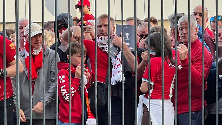 Zahlreiche Liverpool-Fans warten weit nach dem geplanten Anstoß noch vor dem Stadion auf Einlass.