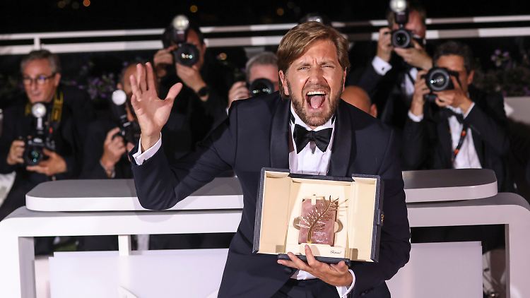Regisseur Ruben Östlund mit der begehrten Trophäe, der Goldenen Palme.