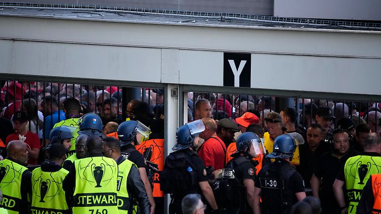 Das Chaos vor dem Stadion soll die Schuld der Fans sein - sagt die UEFA. Die Beschuldigten sehen das anders.