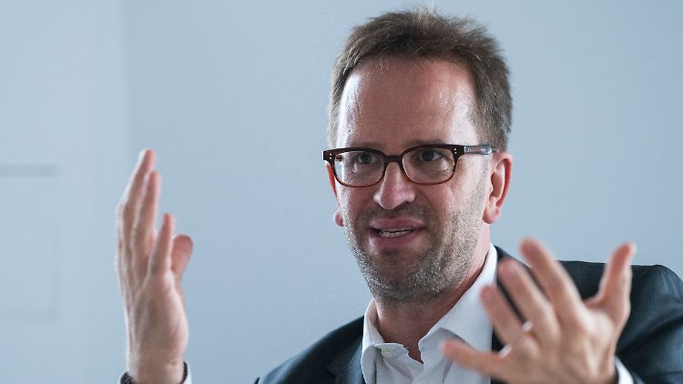 Um "ordentlich durch die nächsten Winter" zu kommen, müssten private Haushalte und die Industrie sparsamer mit Gas umgehen, erklärte Netzagentur-Chef Müller.