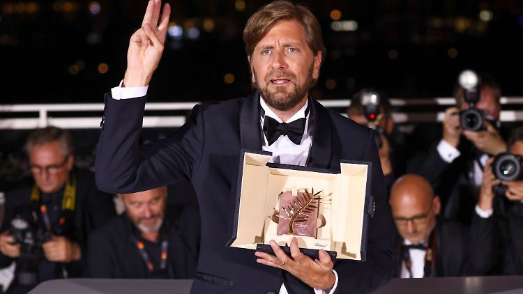 Regisseur Ruben Östlund, Gewinner der Goldenen Palme für "Triangle of Sadness", nach der Preisverleihung.