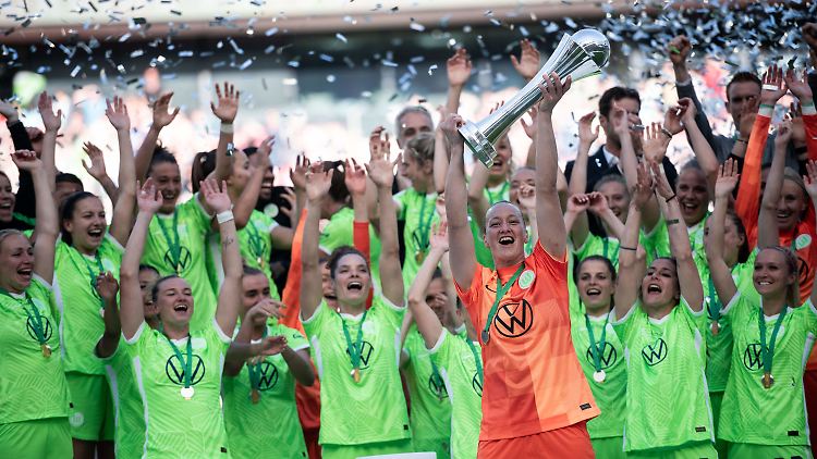Almuth Schult feierte ihren letzten Titel mit Wolfsburg ausgelassen.