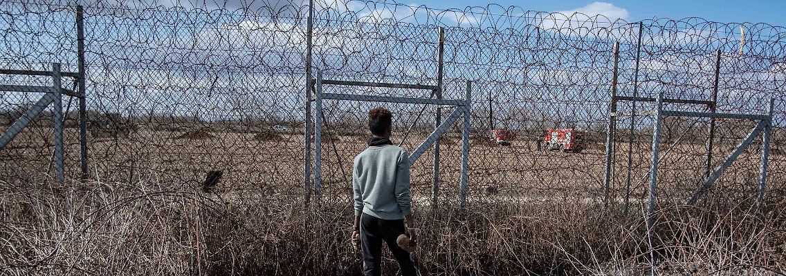 Ein Migrant am Grenzzaun an der türkisch-griechischen Grenze in Pazarkule.