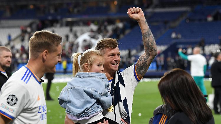 Toni Kroos mit Bruder Felix (links) und Nachwuchs auf dem Arm.
