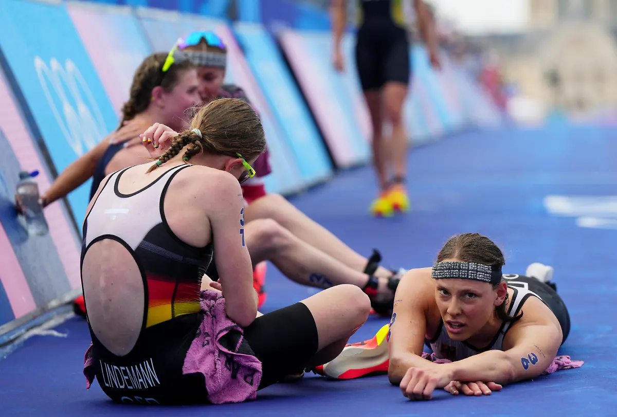 2024-07-31T083049Z-945529384-UP1EK7V0NNAEW-RTRMADP-3-OLYMPICS-2024-TRIATHLON