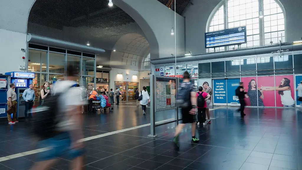 Im-Moenchengladbacher-Hauptbahnhof-soll-ein-21-Jaehriger-versucht-haben-einen-Polizisten-umzubringen