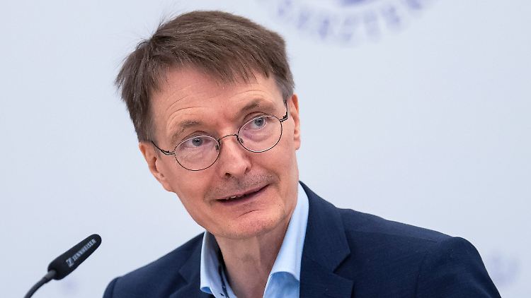 Lauterbach hatte bereits Anfang der Woche mitgeteilt, dass sich Deutschland "bis zu 40.000 Dosen" Pockenimpfstoff gesichert habe. 