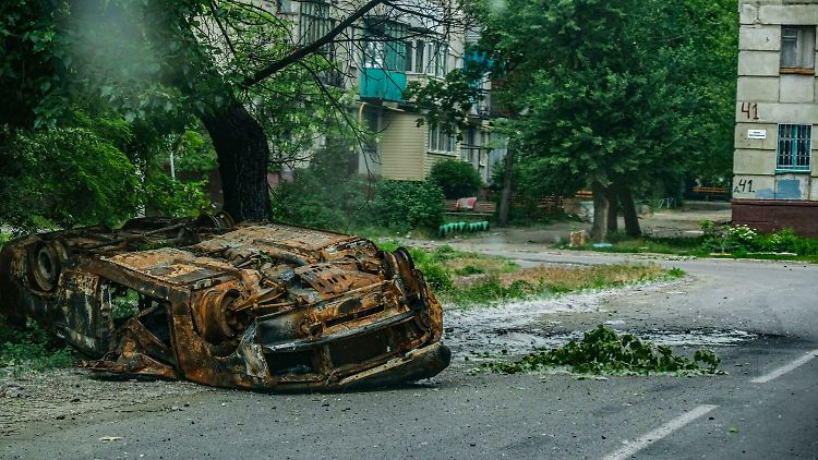 Ein bei einem Angriff zerstörtes Auto in Sjewjerodonezk.