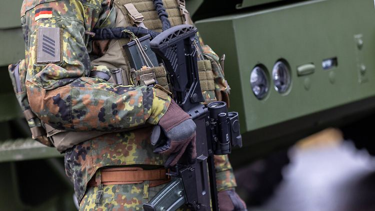 Das Zwei-Prozent-Ziel der NATO bei den Rüstungsausgaben soll dem Kompromiss zufolge im mehrjährigen Durchschnitt erreicht werden.  