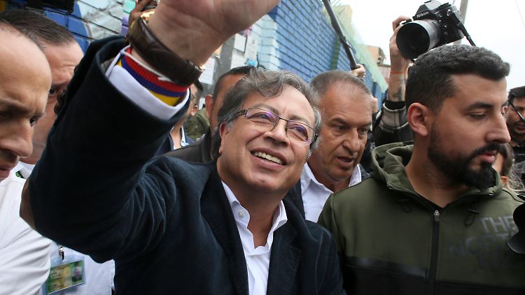 Gustavo Petro beim Verlassen des Wahllokals.