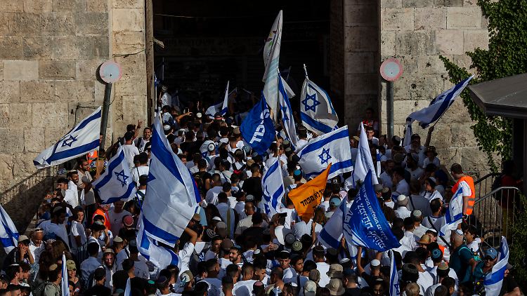 Nationalistische Israelis drängen durch das Jerusalemer Damaskus-Tor in die Altstadt.